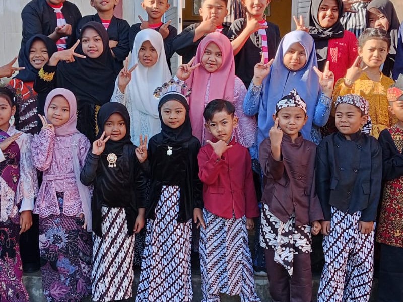 Kamis Berbudaya dan Berliterasi